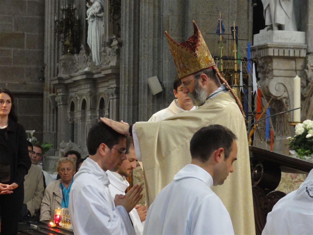 Imposition des mains, ordination diaconale